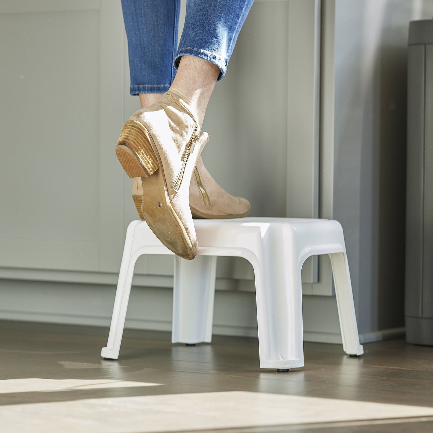 Versatile Gracious Living 9.5-Inch Tall, Sturdy Non Slip Plastic Single Level Home Step Stool, White